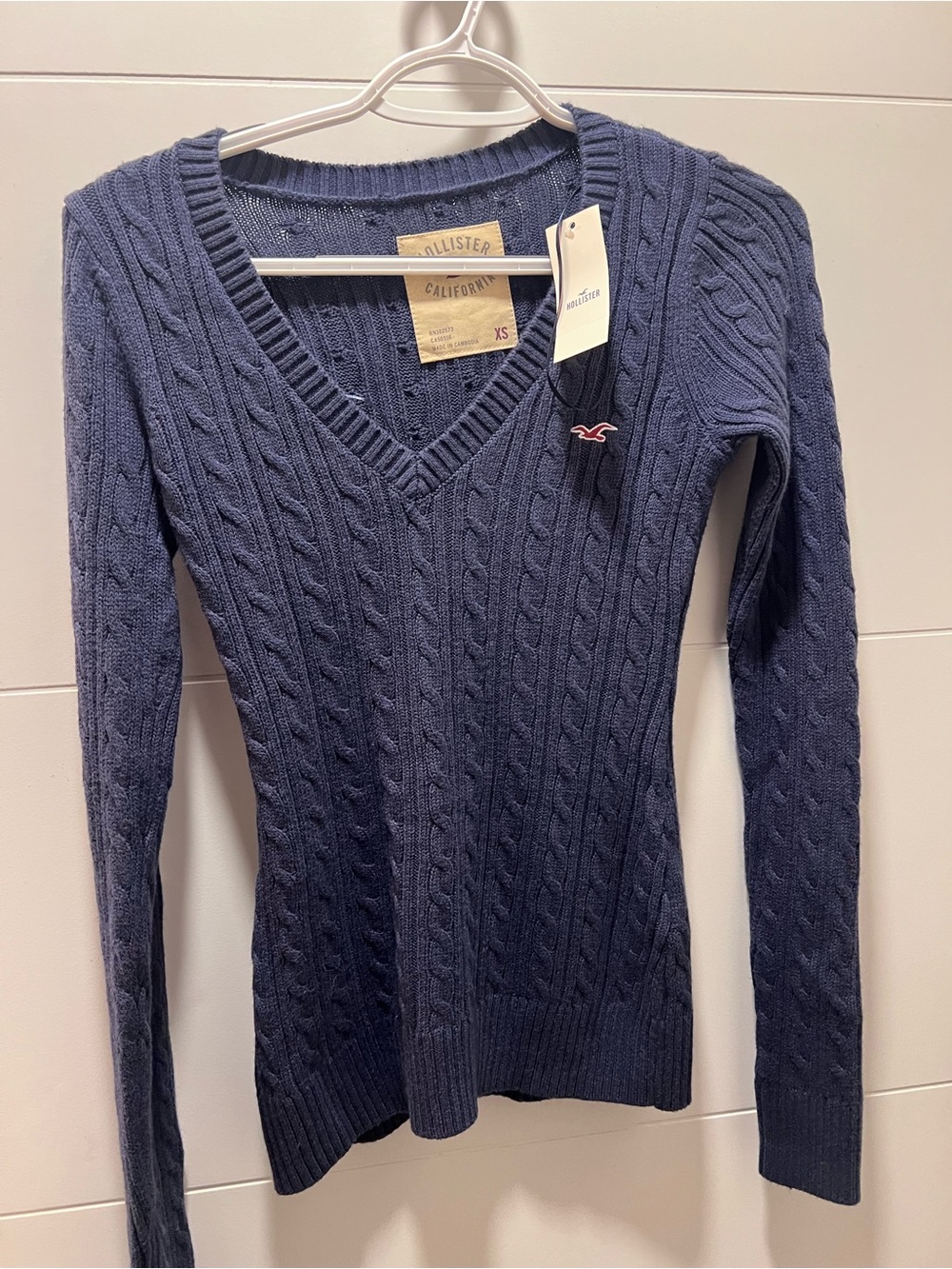 Hollister Women's Navy Cable V-Neck Sweater